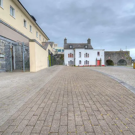 Apartment Spanish Arch *